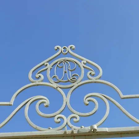 Chateau Du Grand Jardin 3*