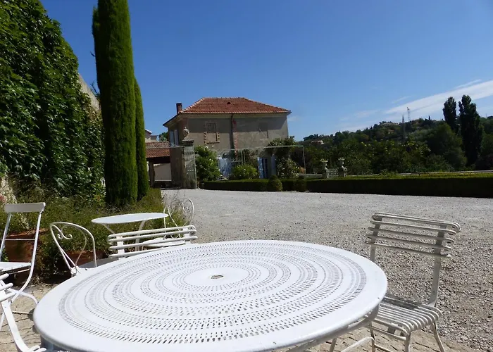 Chateau Du Grand Jardin