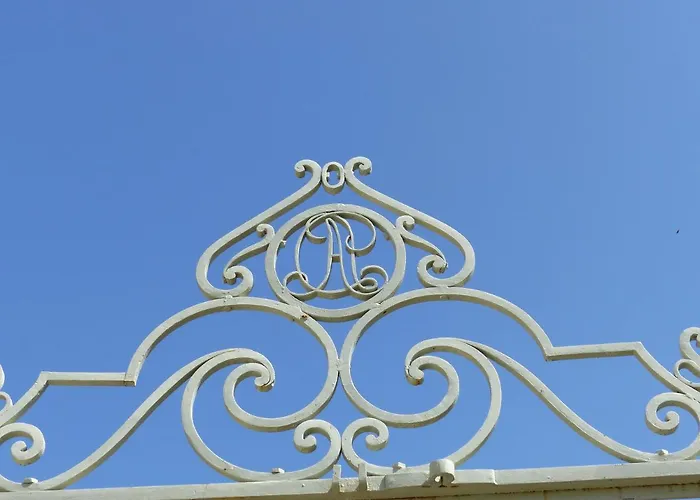 Chateau Du Grand Jardin 3*